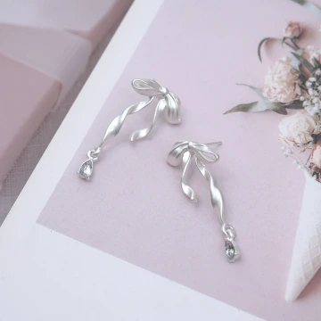 蝴蝶結水滴&times;耳環.avif