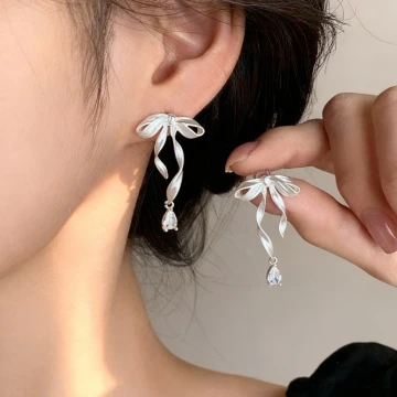 蝴蝶結水滴&times;耳環.avif