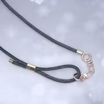 牛仔紋皮革繩&times;長度可調&times;手機斜背雙勾掛繩&times;深灰