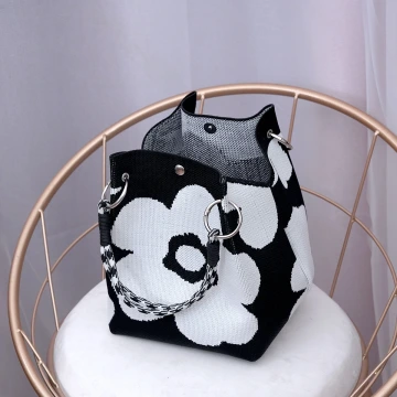 刺繍紅藍小花朵&times;吊墜耳環.avif