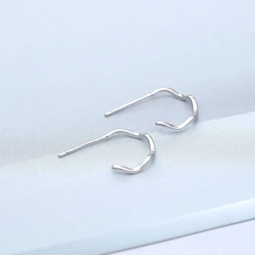 925銀針&times;波浪線條&times;耳針.avif