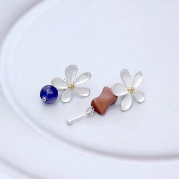 撞色復古小花&times;不對稱後掛式吊墜耳環.avif