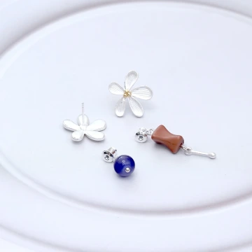 撞色復古小花&times;不對稱後掛式吊墜耳環.avif