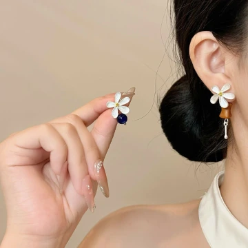 撞色復古小花&times;不對稱後掛式吊墜耳環.avif