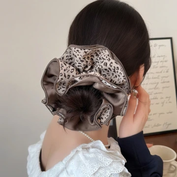 甜美藍花刺繡&times;大腸髮束.avif